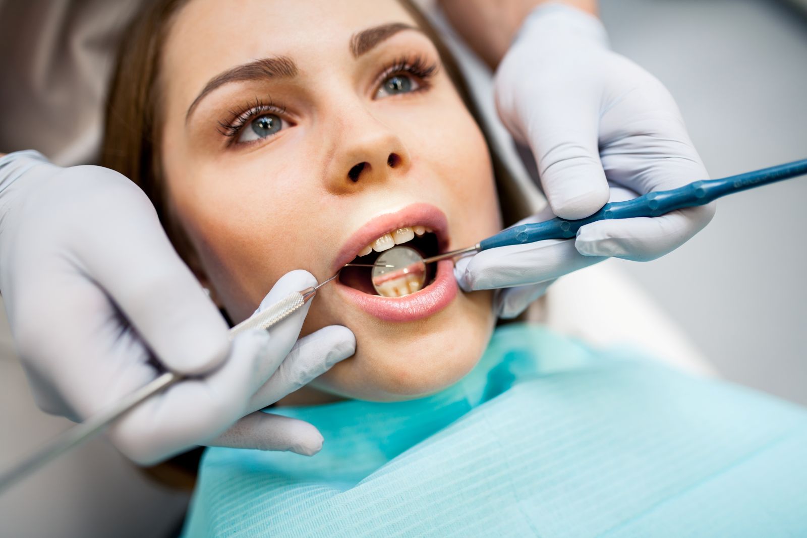 Diş çevresindeki çene kemiği desteğinin değerlendirildiği periodontal muayeneyi gösteren görsel.