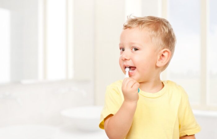 Çocukta süt dişi travması sonrası ağız ve diş muayenesinin yapıldığı klinik değerlendirme görseli.