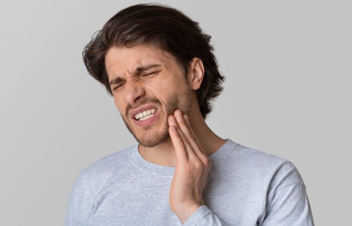 Diş ağrısının çene ve kulak bölgesine yayılmasını anatomik olarak gösteren bilgilendirici diş hekimliği görseli.