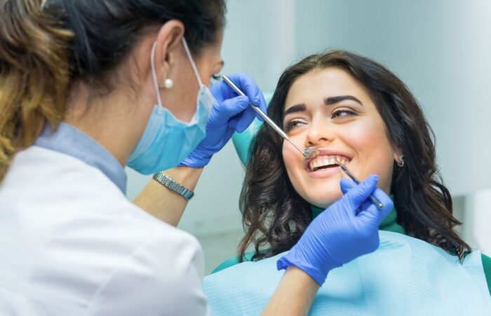 Adeziv restorasyon planlaması öncesinde diş yüzeyinin klinik olarak değerlendirildiği ağız içi görünümü.