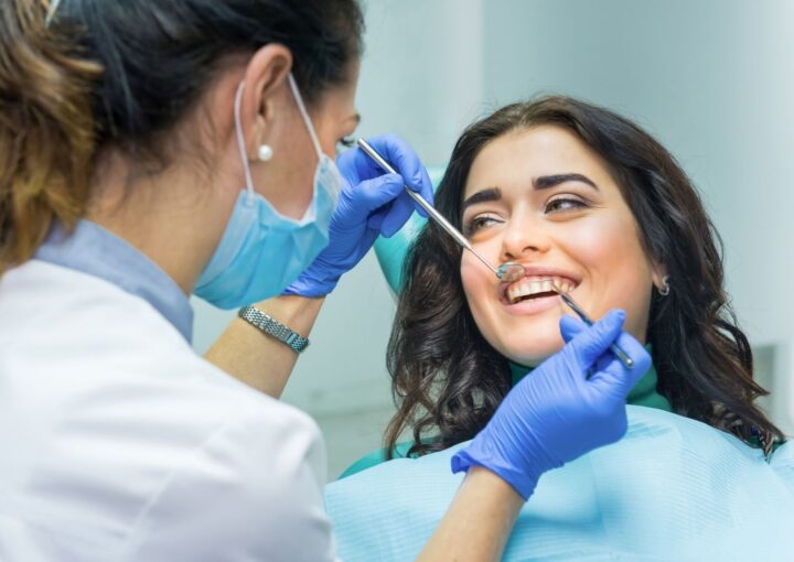 Adeziv restorasyon planlaması öncesinde diş yüzeyinin klinik olarak değerlendirildiği ağız içi görünümü.