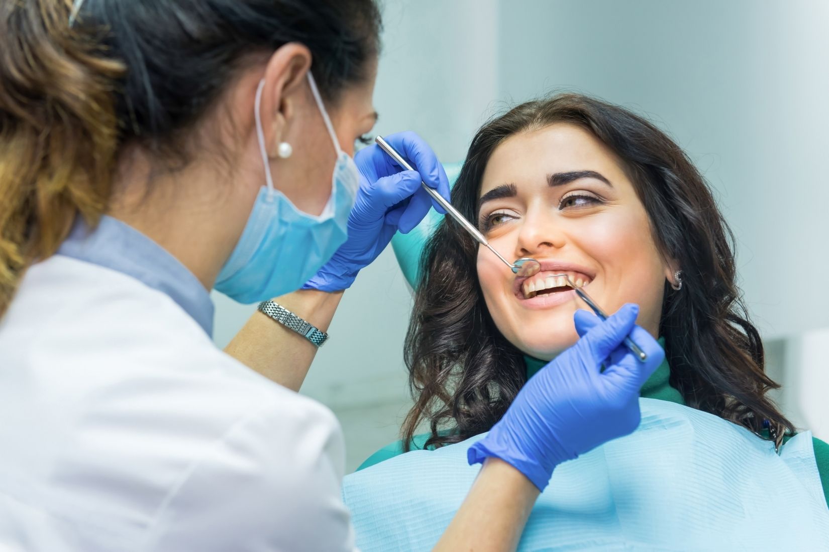 Adeziv restorasyon planlaması öncesinde diş yüzeyinin klinik olarak değerlendirildiği ağız içi görünümü.