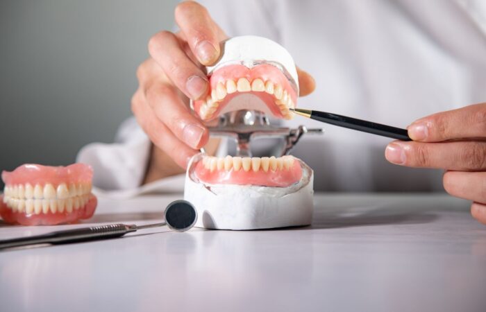 Mock-up uygulaması öncesinde dişlerin estetik değerlendirmesinin yapıldığı ağız içi klinik görünümü.
