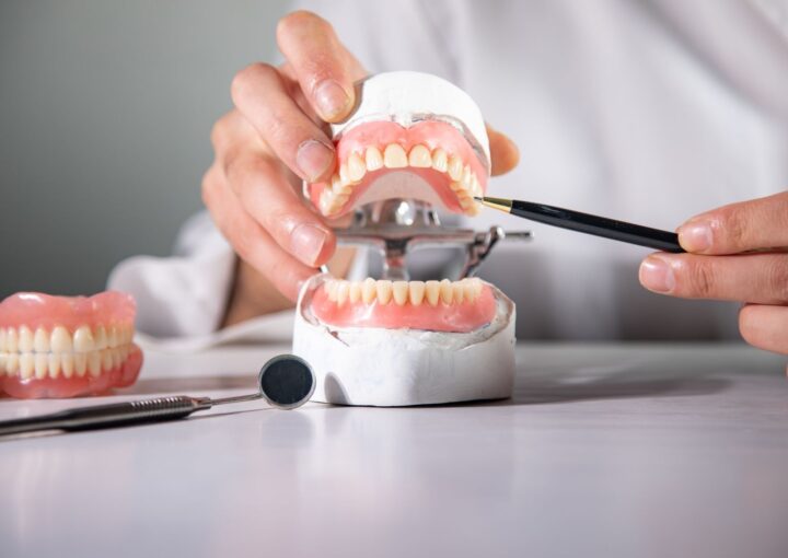 Mock-up uygulaması öncesinde dişlerin estetik değerlendirmesinin yapıldığı ağız içi klinik görünümü.
