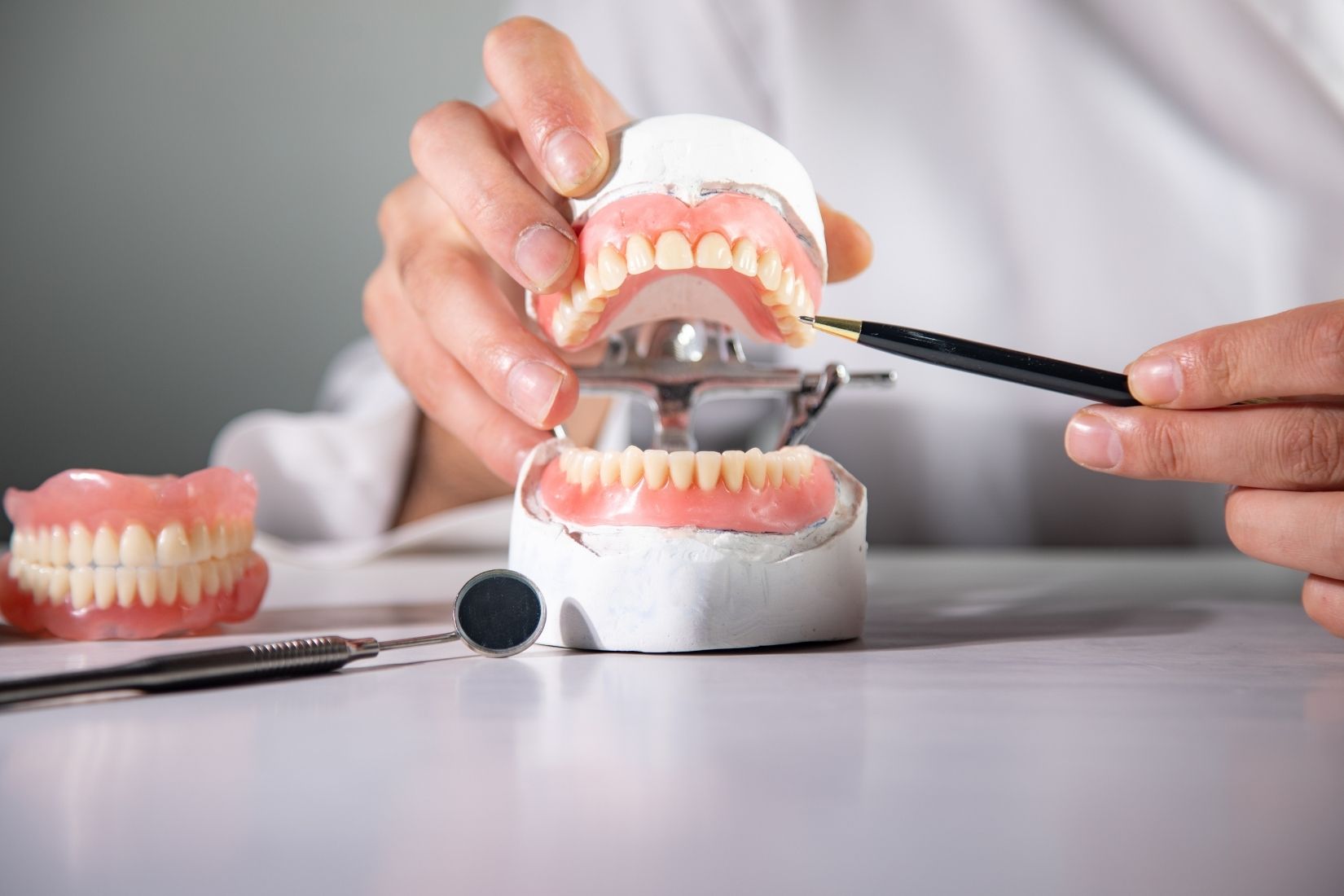 Mock-up uygulaması öncesinde dişlerin estetik değerlendirmesinin yapıldığı ağız içi klinik görünümü.