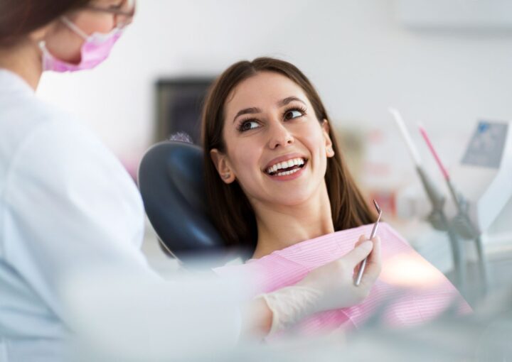 Diş minesindeki aşınma, yüzey kaybı ve dentin tabakasının açığa çıkmasını gösteren bilgilendirici diş hekimliği görseli.