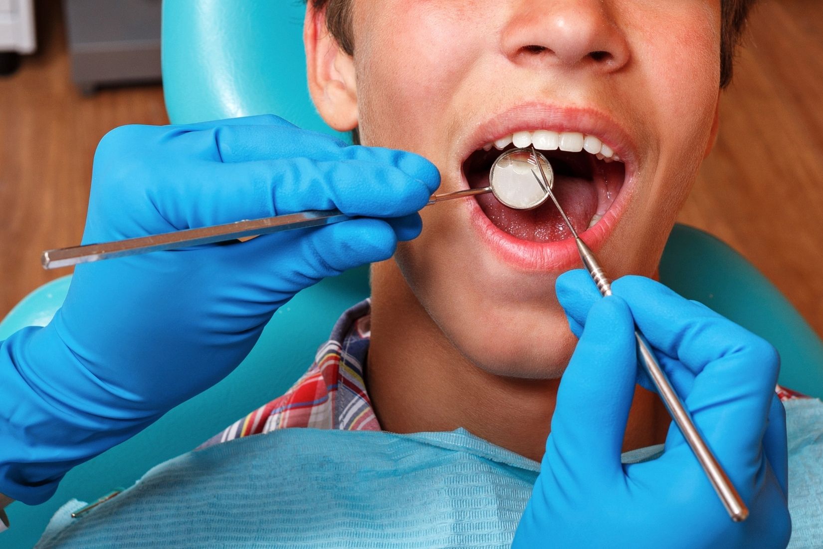 Apikal rezeksiyonda diş kökü ucu ve çevresindeki dokuların cerrahi olarak değerlendirilmesini gösteren dental görsel.