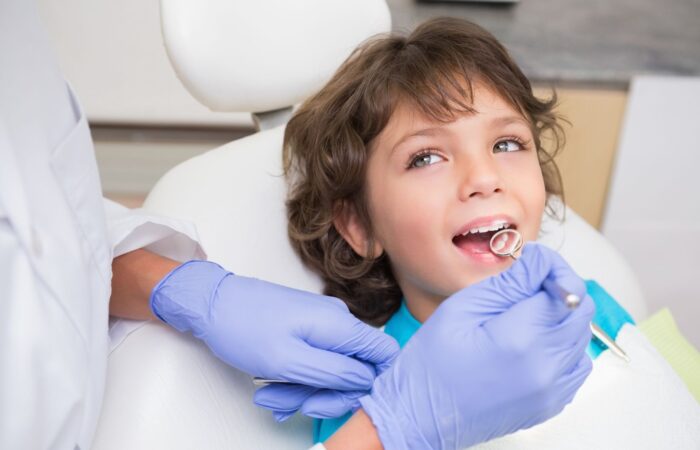 Çocuk diş hekimi ilk muayenesinde dişlerin, diş etlerinin ve ağız gelişiminin değerlendirilmesini gösteren dental görsel.