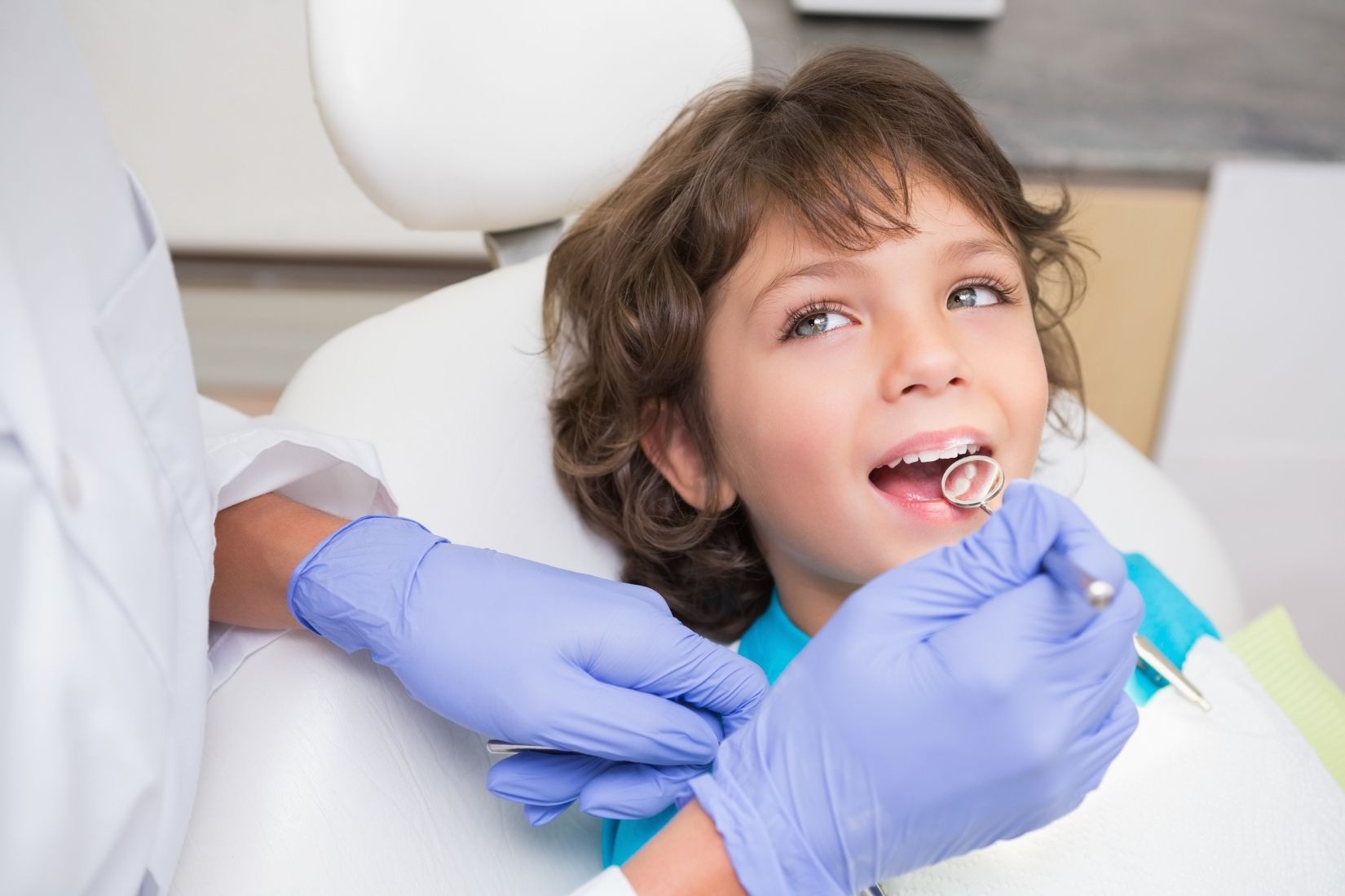 Çocuk diş hekimi ilk muayenesinde dişlerin, diş etlerinin ve ağız gelişiminin değerlendirilmesini gösteren dental görsel.