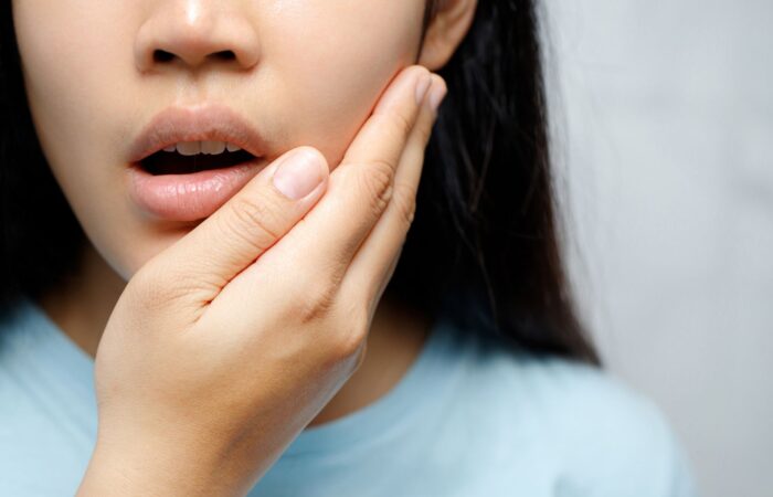 Diş çürüğü, pulpa dokusu ve kök çevresindeki değişimlerin diş ağrısının seyriyle ilişkisini gösteren dental görsel.