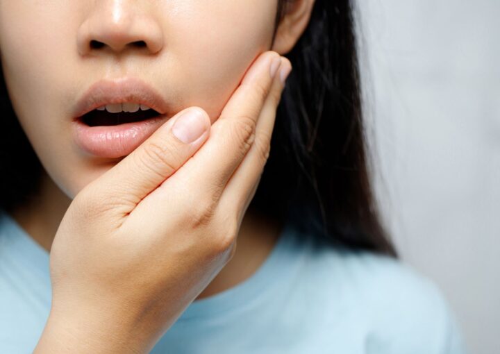 Diş çürüğü, pulpa dokusu ve kök çevresindeki değişimlerin diş ağrısının seyriyle ilişkisini gösteren dental görsel.