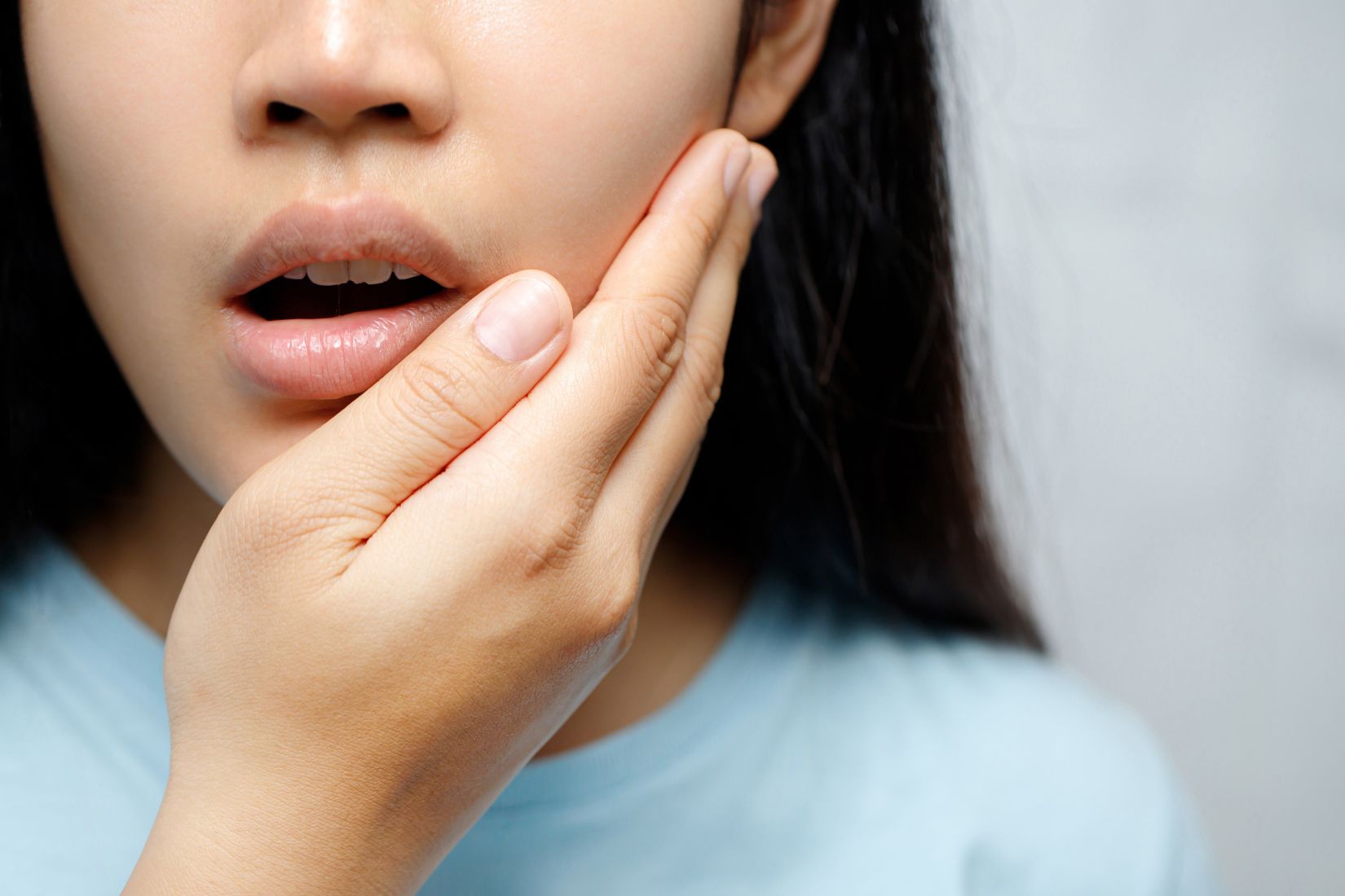 Diş çürüğü, pulpa dokusu ve kök çevresindeki değişimlerin diş ağrısının seyriyle ilişkisini gösteren dental görsel.